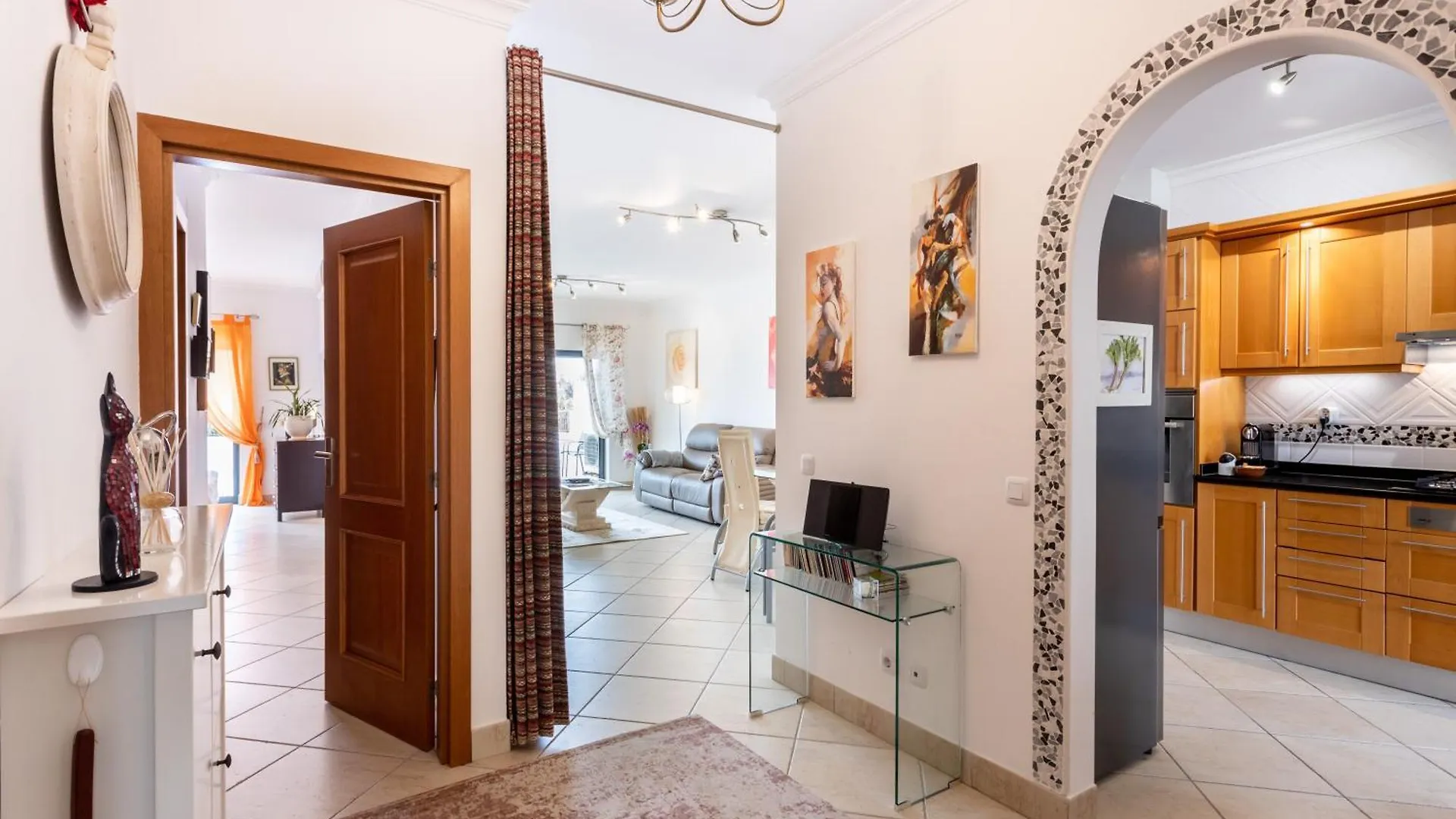 Great 2 Bedroom Apartment With Communal Pool Lagos